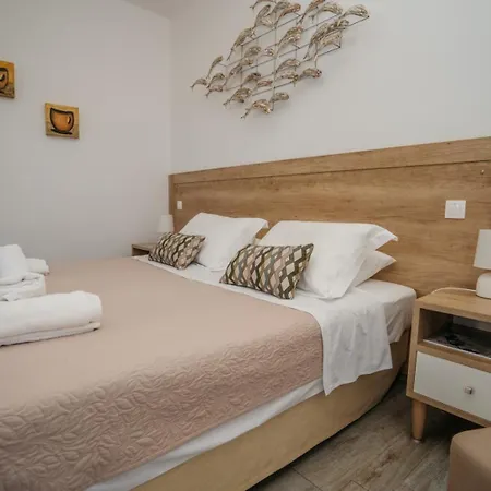 Arhontou Pensión 4*